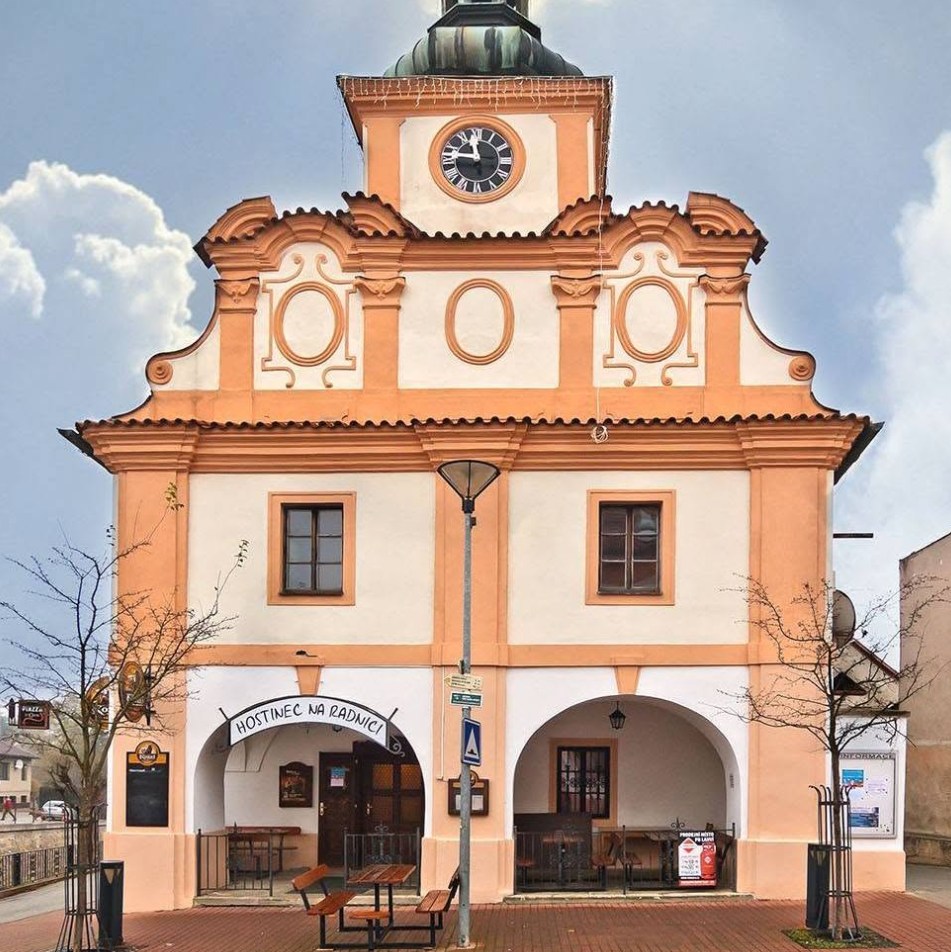 Historická budova radnice ve Stříbrné Skalici s restaurací Na Radnici