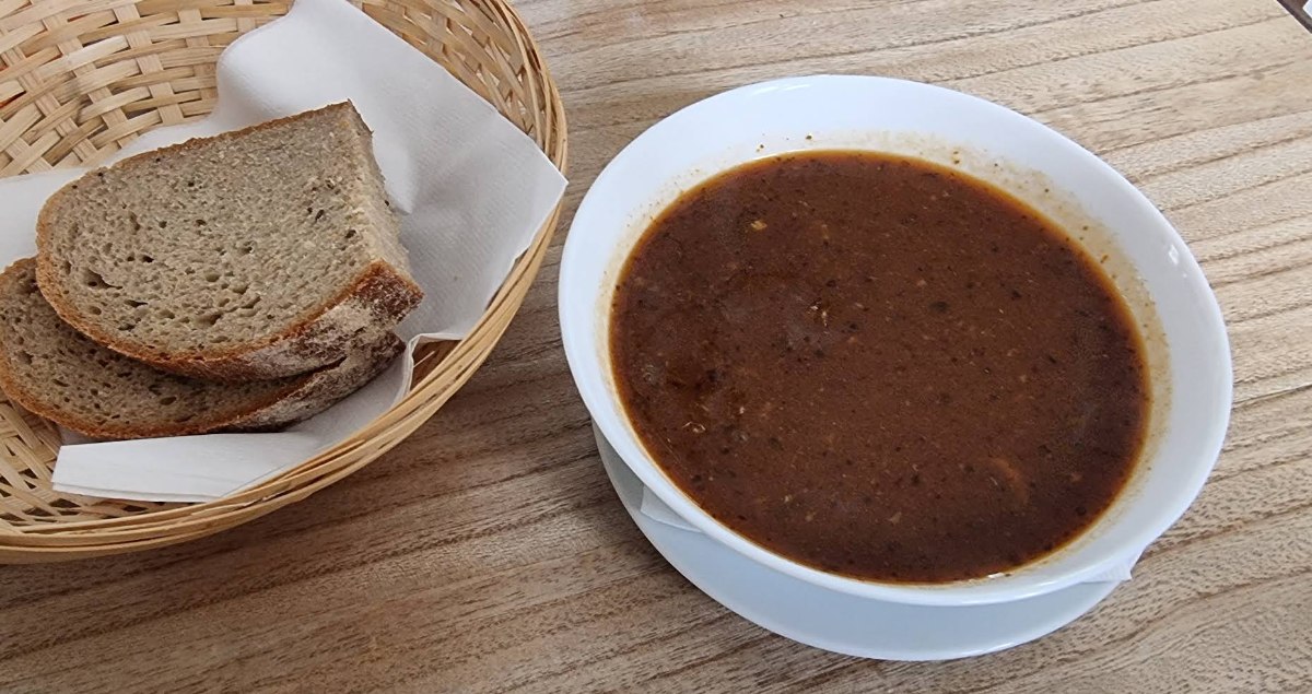 Poctivá dršťková polévka s domácím chlebem